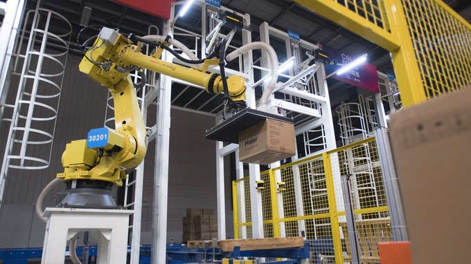 robot-y-trabajador-humano-d